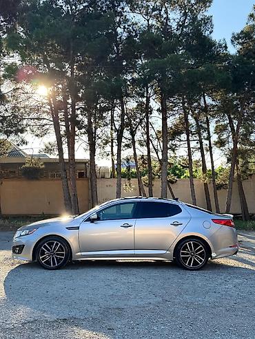 kia avtosalon: Kia Optima sedan – gümüşü rəngdə, tam ölçülü şəhər və magistral üçün — 2