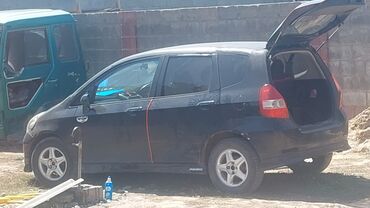 авто обмен с доплатой: Пятидверный хэтчбек Honda Fit черного цвета. Автомобиль оснащен литыми
