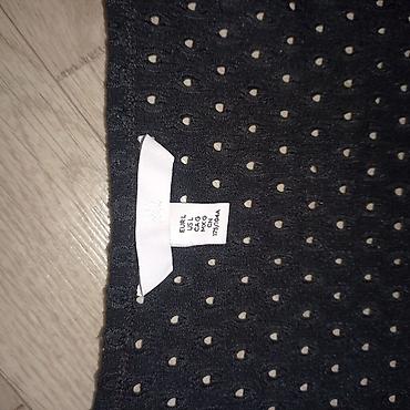 bodi kosulja: H&M ženska bluza/majica kratkih rukava u crnoj boji. - Model — 2