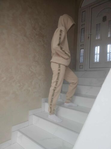 Gornji i donji deo: Ženske Futrovane trenerke 
S-xxl
4.700 din — 7