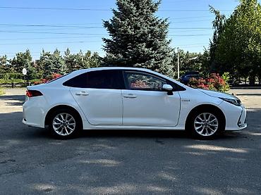 машина дешовые: Toyota Corolla: 2022 г., 1.8 л, Вариатор, Гибрид, Седан — 4