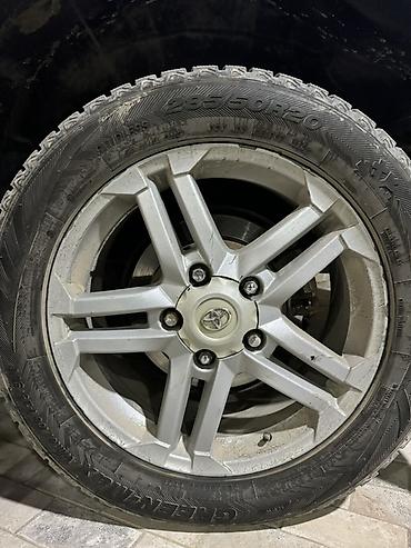 70 17: Литой диск Toyota с шиной 285/50 R20 - Оригинальный литой диск — 1