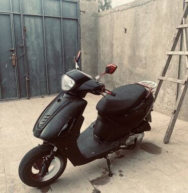 мопеды и мотоциклы: Qara rəngdə şəhər skuter/moped - Geniş, rahat iki nəfərlik oturacaq -