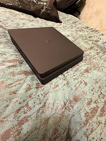 plastation 4 slim: Sony PlayStation 4 Slim konsolu - Rəng: qara, kompakt “Slim” korpus - — 2