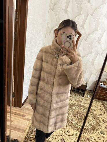 женские шубы из чернобурки: Шуба из норки, цвет — светлый беж/пудровый. - Крой: прямой, длина до