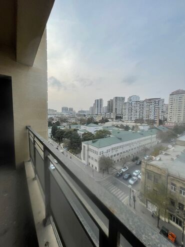 Yeni tikili: Yaşıl Bazarın yaxınlığında, 12 mərtəbəli binanın 8-ci mərtəbəsində 4 — 4