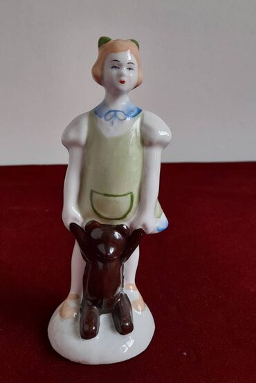 фарфоровая статуэтка: Девочка с мишкой. Бронницы

Небольшая реставрация платья