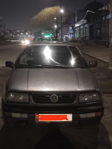 Volkswagen: Volkswagen Vento: 1993 г., 2 л, Механика, Бензин, Седан