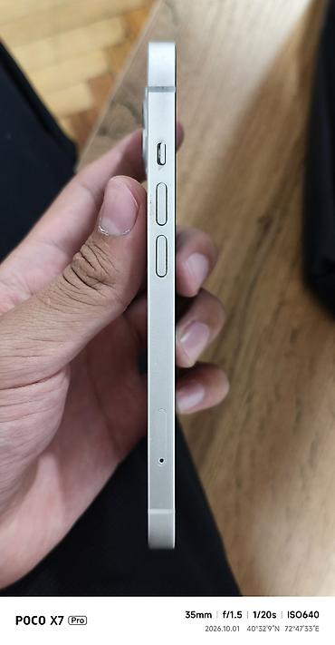 Apple iPhone: IPhone 13 mini, белый цвет. Компактный корпус с плоскими гранями — 4