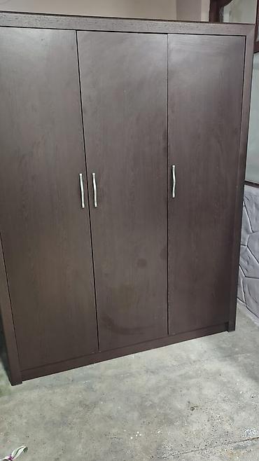 taxtalar: Tünd qəhvəyi rəngdə 3 qapılı şkaf - Material: laminat/taxta — 2