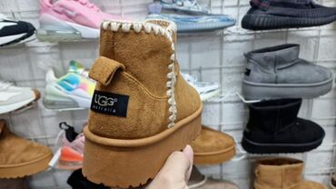 Ugg obuća: Ugg čizme, bоја - Bež — 4