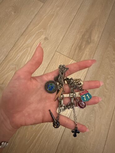 şahmeran qolbaqlar instagram: Hard Rock bracelet