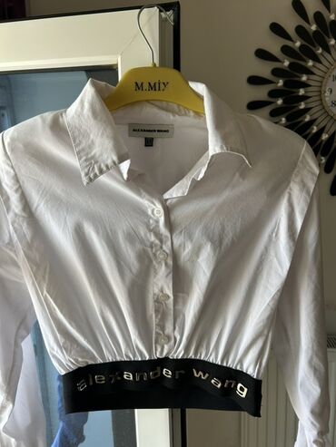 Kişi ayaqqabıları: Alexander Wang qadın köynəyi - Rəng: ağ - Model: qısa (crop) kəsim