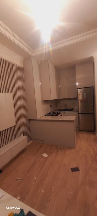 Mətbəx mebeli: Mətbəx mebeli dəsti – L formalı, ağ və bənövşəyi parlaq fasadlarla — 7