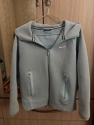 Спортивная толстовка Nike на молнии с капюшоном. Модель выполнена в