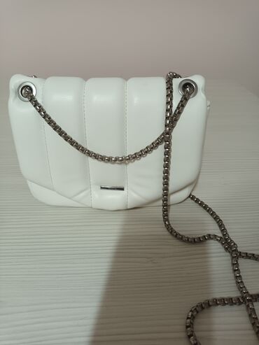lanena bela kosulja: Berska torbica Na nekim mestima izlizana srebrna boja lanca Cena sa