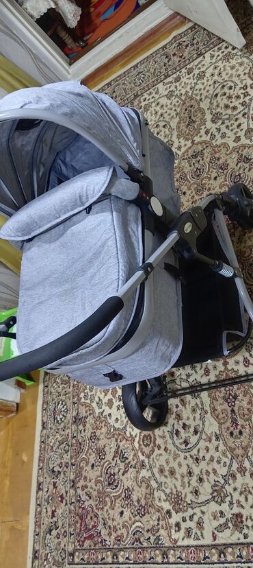 Gəzinti arabaları: Uşaq arabası – boz rəng, alüminium çərçivə Xüsusiyyətlər: - Geniş — 1