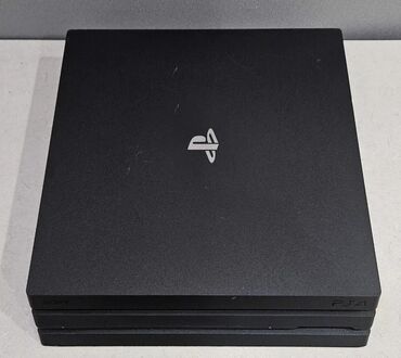 PS4 (Sony Playstation 4): Qara rəngdə olan PlayStation 4 Pro oyun konsolu. Yüksək keyfiyyətli
