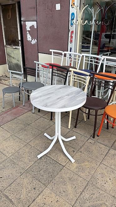 kafe stullari: Dairəvi masa və metal stul dəsti - Masa: dairəvi forma, açıq-boz ağac — 1
