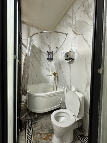 Посуточная аренда комнат: Уютный номер-студия с отдельным санузлом. Планировка и оснащение: - — 2