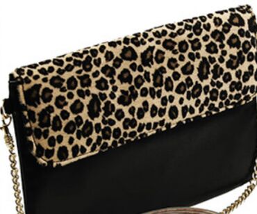сумки и клатчи: Клатч с леопардовым принтом ( новый в упаковке), цена 650 сом а также