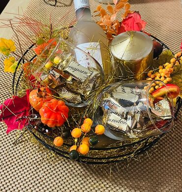 Kompleti namirnica: Elegantni poklon-aranžmani i premium gift korpe - Ručno aranžirane — 10