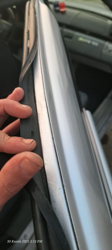 Mercedes-Benz: Mercedes-Benz E-Class (W210) sedan - Gümüş rəng, 4 qapı - Ön dəyirmi — 18