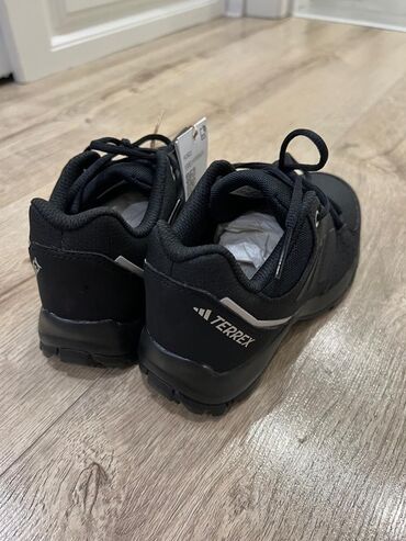 Кроссовки и спортивная обувь: Черные кроссовки для бега/повседневной носки, размер 28 (чуть — 2