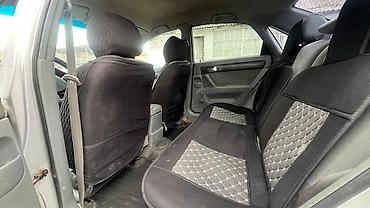 Другие автомобили: Седан серебристого цвета, 4 двери, просторный салон с чехлами на — 5