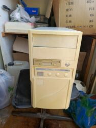 Masaüstü kompüterlər və iş stansiyaları: Köhnə Sony komputer və hissələri. sistem bloku, disketler, kalonka — 6