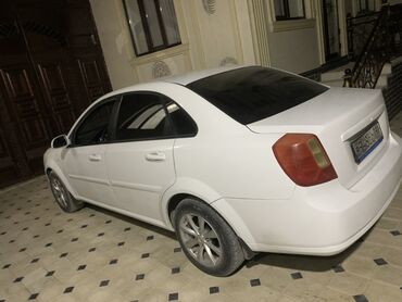 машина тайота виндом: Белый седан Chevrolet Lacetti, идеально подходящий для городских