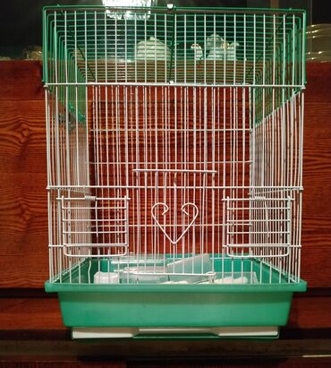 Зоотовары: Клетка среднего размера для попугаев новая 40/33/26, есть кормушка