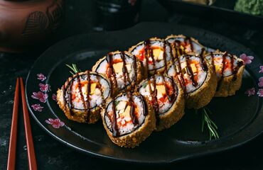 Готовые блюда, кулинария: Сеты роллов и суши - Тёплые роллы в хрустящей панировке: крупные — 26