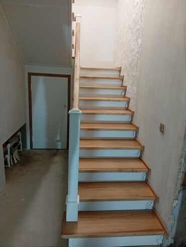 Деревянные лестницы: Деревянная лестница Для дома, Вид дерева: Грецский орех, Форма лестницы: Прямая, Стиль: Классический — 26