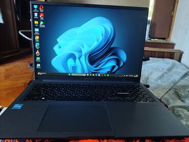Kompüter ehtiyyat hissələri: Tünd boz rəngdə, qara klaviaturalı ASUS Vivobook noutbuku. Geniş