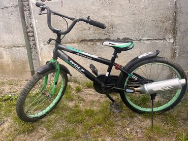 pred sator za kamp prikolice: Crno-zeleni BMX bicikl marke Wolf Galaxy. Bicikl ima karakterističan