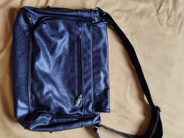 женские кожаные рюкзаки: Кожаная сумка, есть потёртости, брали за 6тыс, отдам за 800