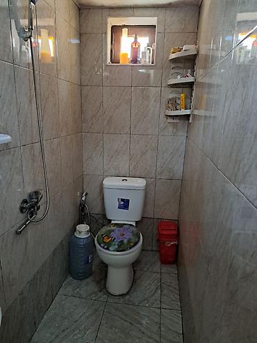 Daşınmaz əmlak: Ünvan olaraq Yeni Yasamal, İnşaatçılar metrosuna yaxın yerdədi.Evin — 5