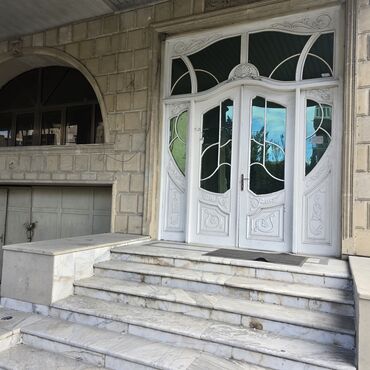 аренда помещения у метро: Obyekt – mərmər pilləkənləri və dekorativ fasadı olan geniş iki