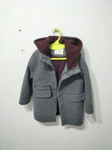 Верхняя одежда: Продаю срочно пальто (лёгкое и тёплое) девичковое, на 6-7 лет, в