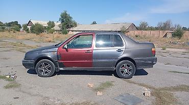 два авто: Volkswagen Vento: 1993 г., 1.8 л, Механика, Бензин, Седан — 3