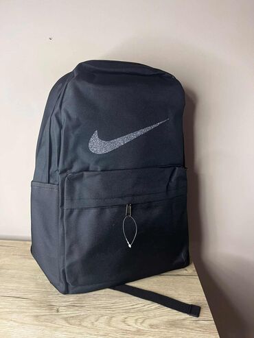 Rančevi, torbe i koferi: Muški i ženski rančevi 
Nike, Karl Lagerfeld, Adidas, Gues 
Cena +ptt — 13