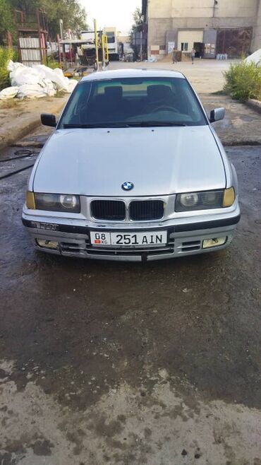 беха машина: BMW 3 Series (E36) седан, серебристый цвет кузова. Кузов и экстерьер