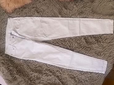 levis akcija: Bele farmerke ima elastin 800 din — 1