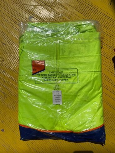 Botinkalar: Qara rəngdə uniseks təhlükəsizlik botları iş mühitində ayaqları — 20