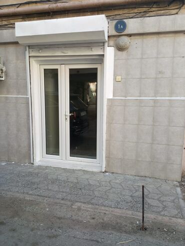 Ofislər: Qış parkının yaxınlığında Geniş ofis icarəyə verilir. Parking — 5