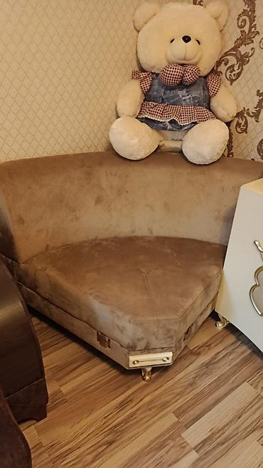 Künc oturacaq/puf - Dizayn: Üçbucaq formalı künc oturacağı, aşağı bel