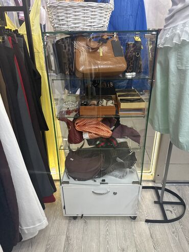 сканеры планшетно протяжный: Продаю стеклянную витрину. Очень компактная