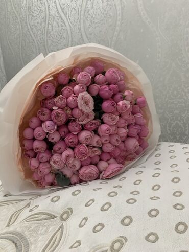 коробка для одежды: Большой букет из пионовидных роз нежно‑розового оттенка. - Около 101