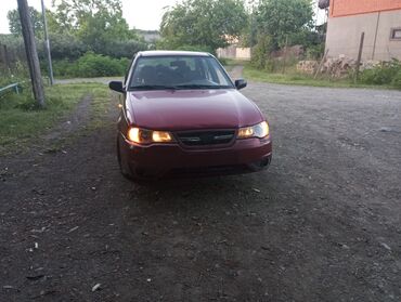 qosqu lapet satisi: Daewoo Nexia sedan – qırmızı rəng, 4 qapı, ön və arxa işıqlar aktiv